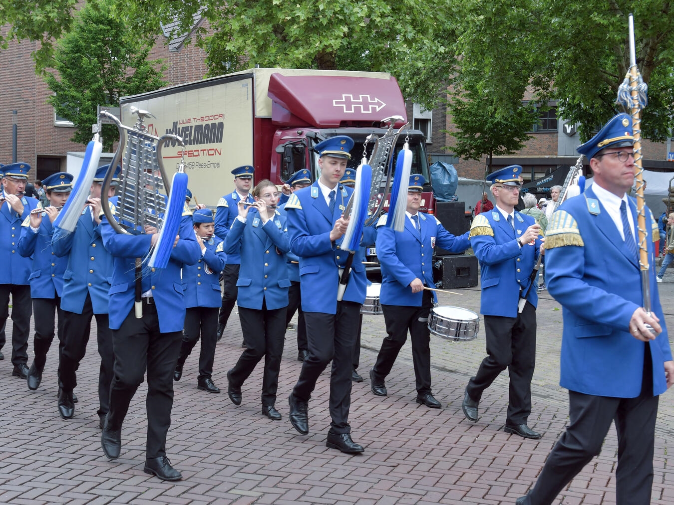 Kompakt und gemütlich: Reeser Stadtfest im Wandel "Reeser Tambourcorps marschiert durch Innenstadt, Musikparade, Tradition in Rees"