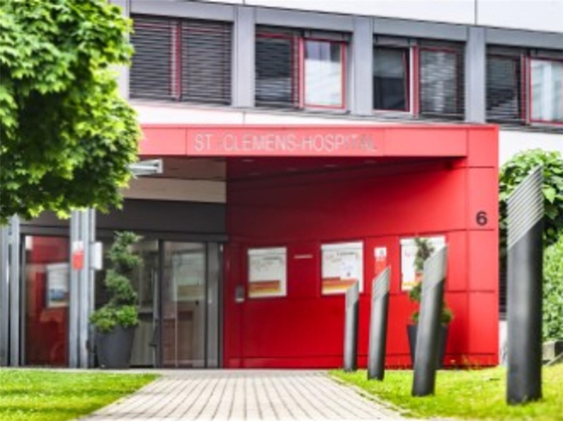 "St.-Clemens-Hospital Geldern beim bundesweiten Protesttag, Krankenhausdach mit Banner, Foto von KGNW"