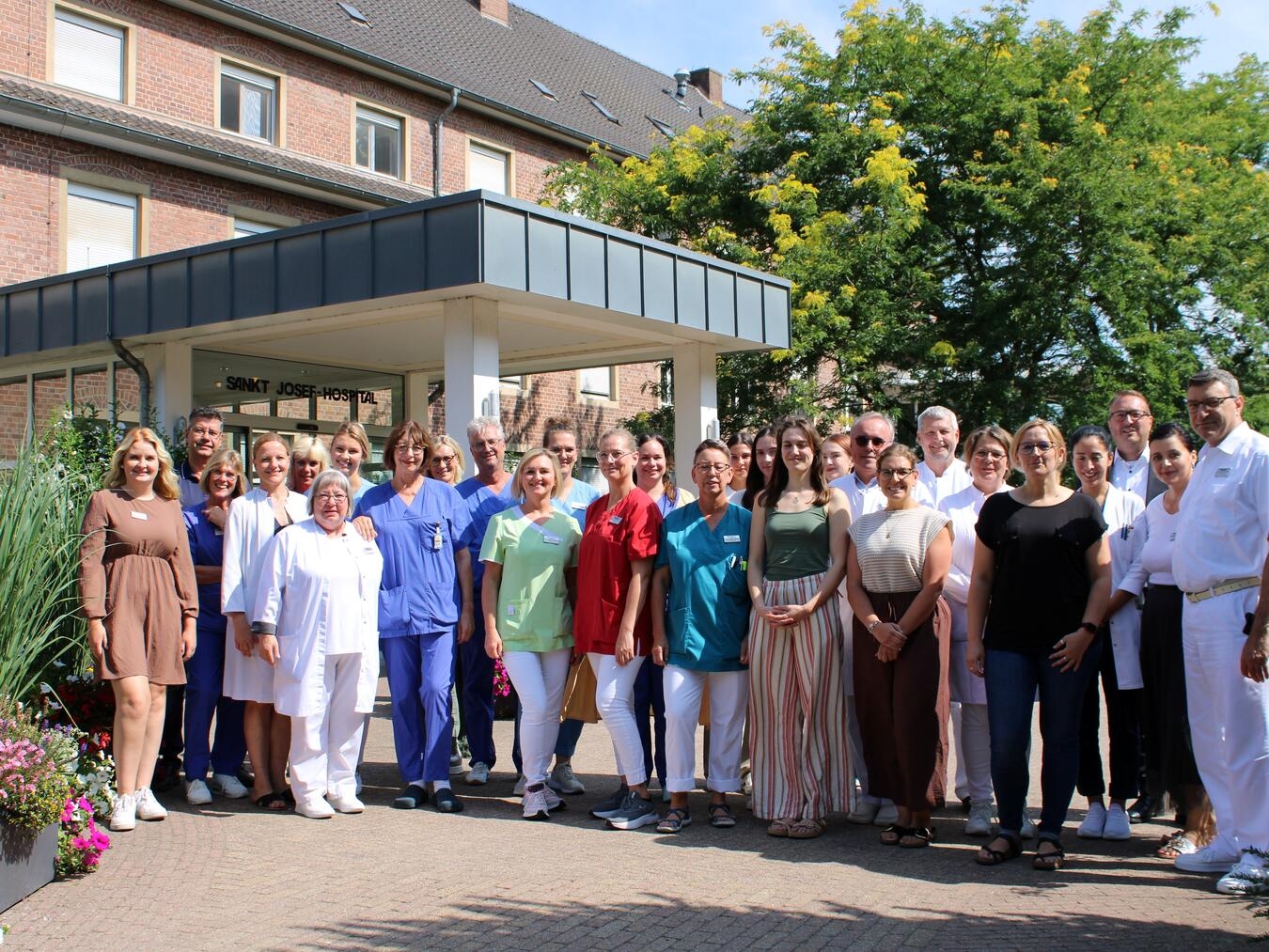 Auch das Team des Krankenhauses freut sich über die Auszeichnung. Foto: Sankt Josef-Hospital Xanten