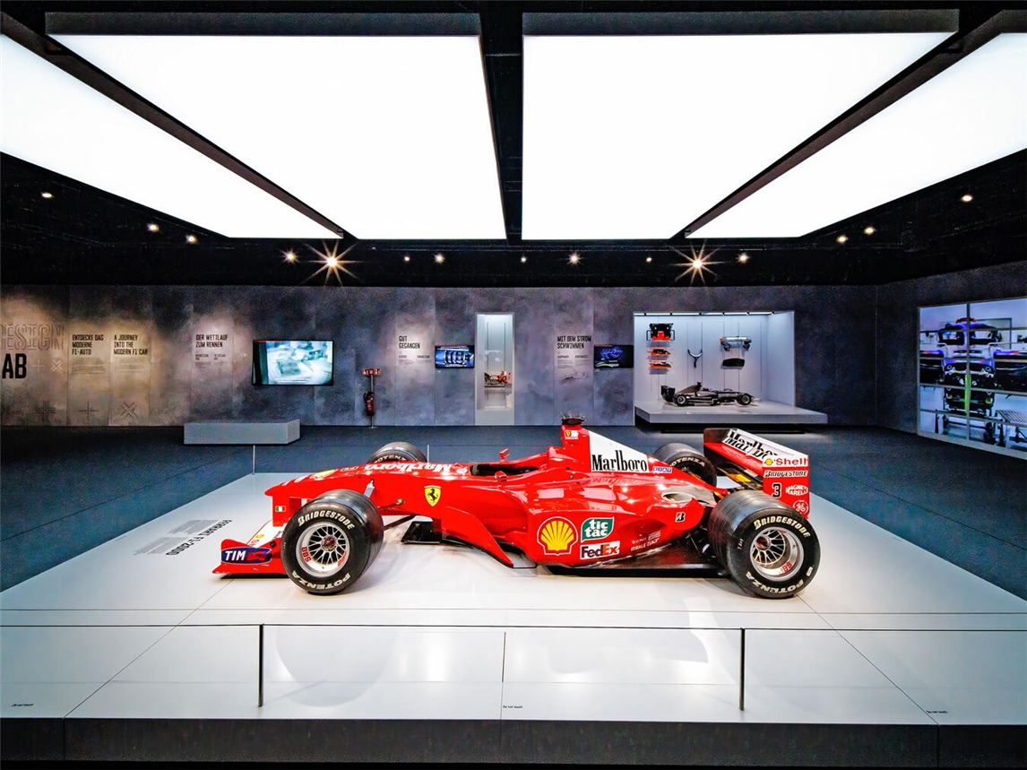 Auch der Ferrari F1-2000 von Michael Schumacher ist in der „Formula 1 Ausstellung“ in Oberhausen zu sehen. Fotos: Morris Mac Matzen