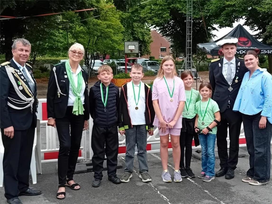 Auch der Nachwuchs überzeugte beim traditionellen Vogelschießen in Asperden. Fotos: privat