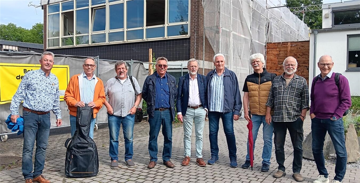 "Klassentreffen 2023: Diskussion über Neubau, Gruppenfoto im Freien"