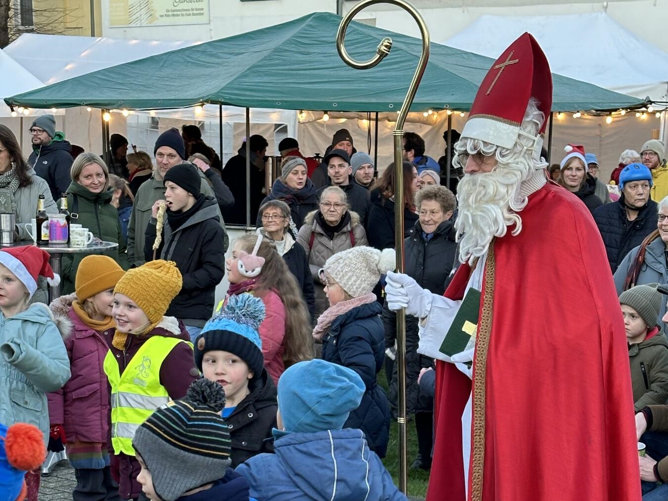 Auch der Nikolaus besucht die Kinder. Foto: privat