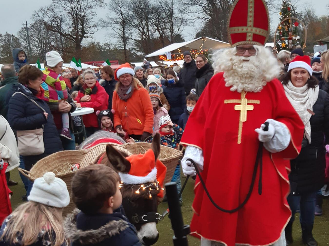 Auch der Nikolaus kommt zum Markt in Mehrhoog. Foto: privat