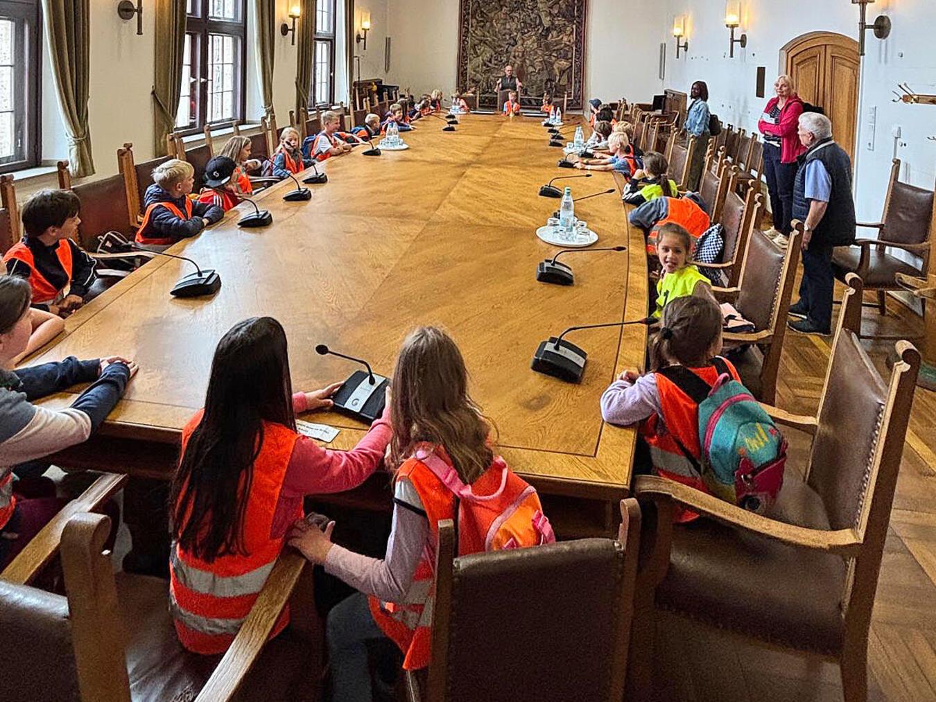 Auch der Ratssaal im Rathaus war Station der Emmerich-Tour der jungen Gäste aus Krefeld. Foto: privat