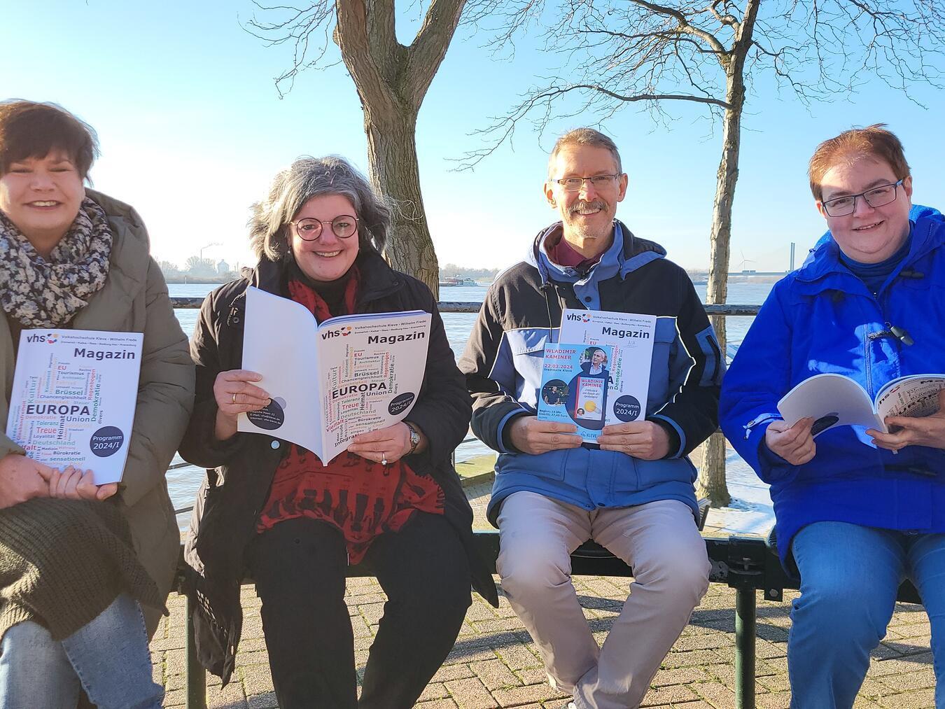 Auch der Rhein verbindet Europa: Vor dieser Kulisse präsentieren Sabine Boers, Andrea Joosten, Alf-Thorsten Hausmann und Sigrid Mölleken (v. l.) das neue VHS-Programm in Rees. NN-Foto: MB