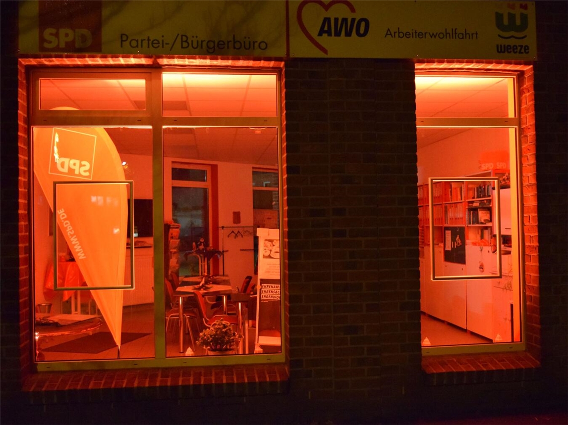 Auch der SPD-Bürgertreff leuchtet jetzt in orange. Foto: SPD Weeze