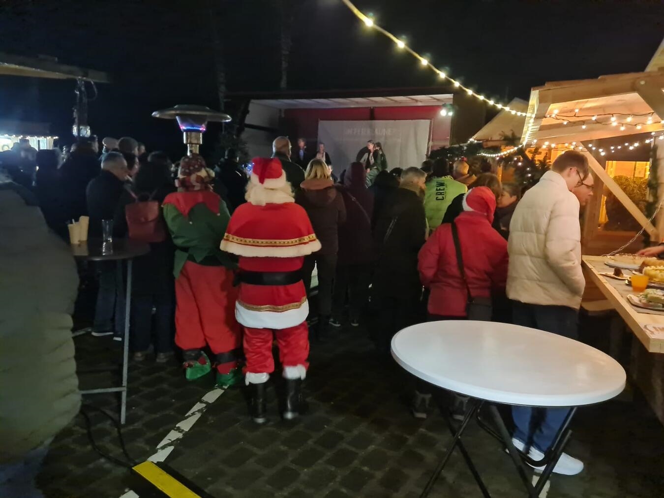 Auch der Weihnachtsmann hat sich für den Markt in Kranenburg-Mehr angekündigt. Foto: privat