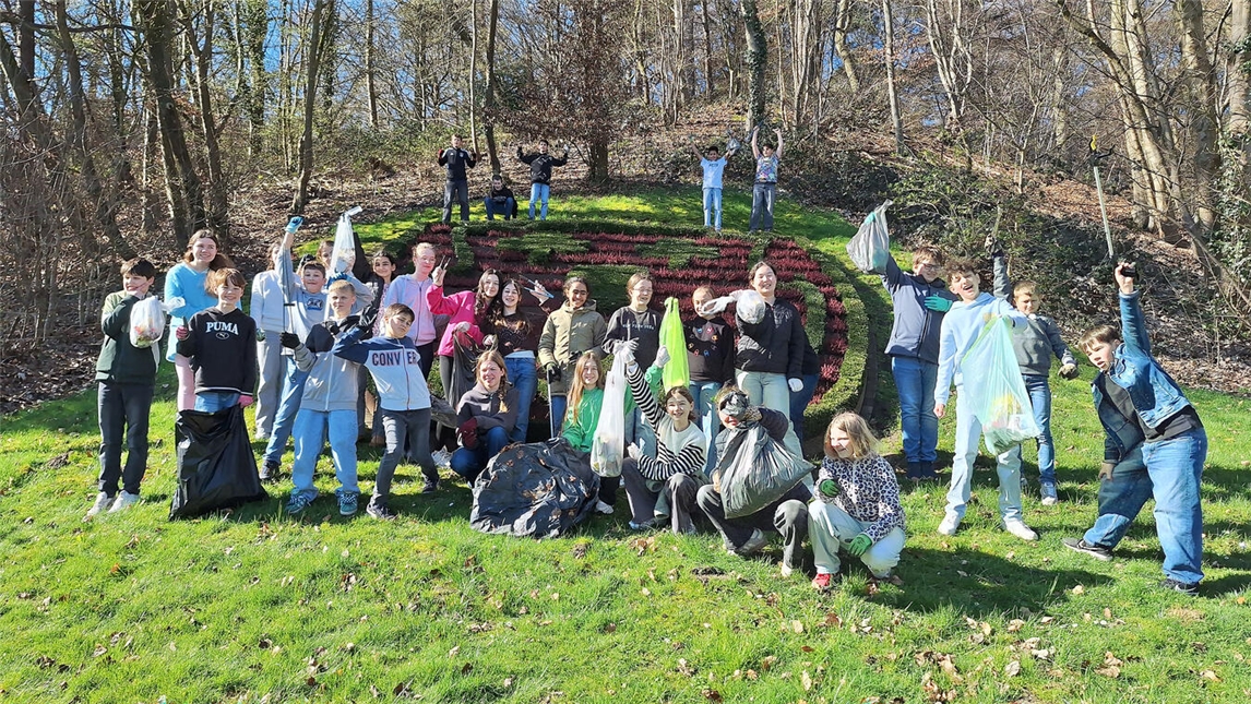 "Schüler der 6c des Freiherr-von-Stein-Gymnasiums Kleve bei einer Sammelaktion im März, Preisträger 2023."
