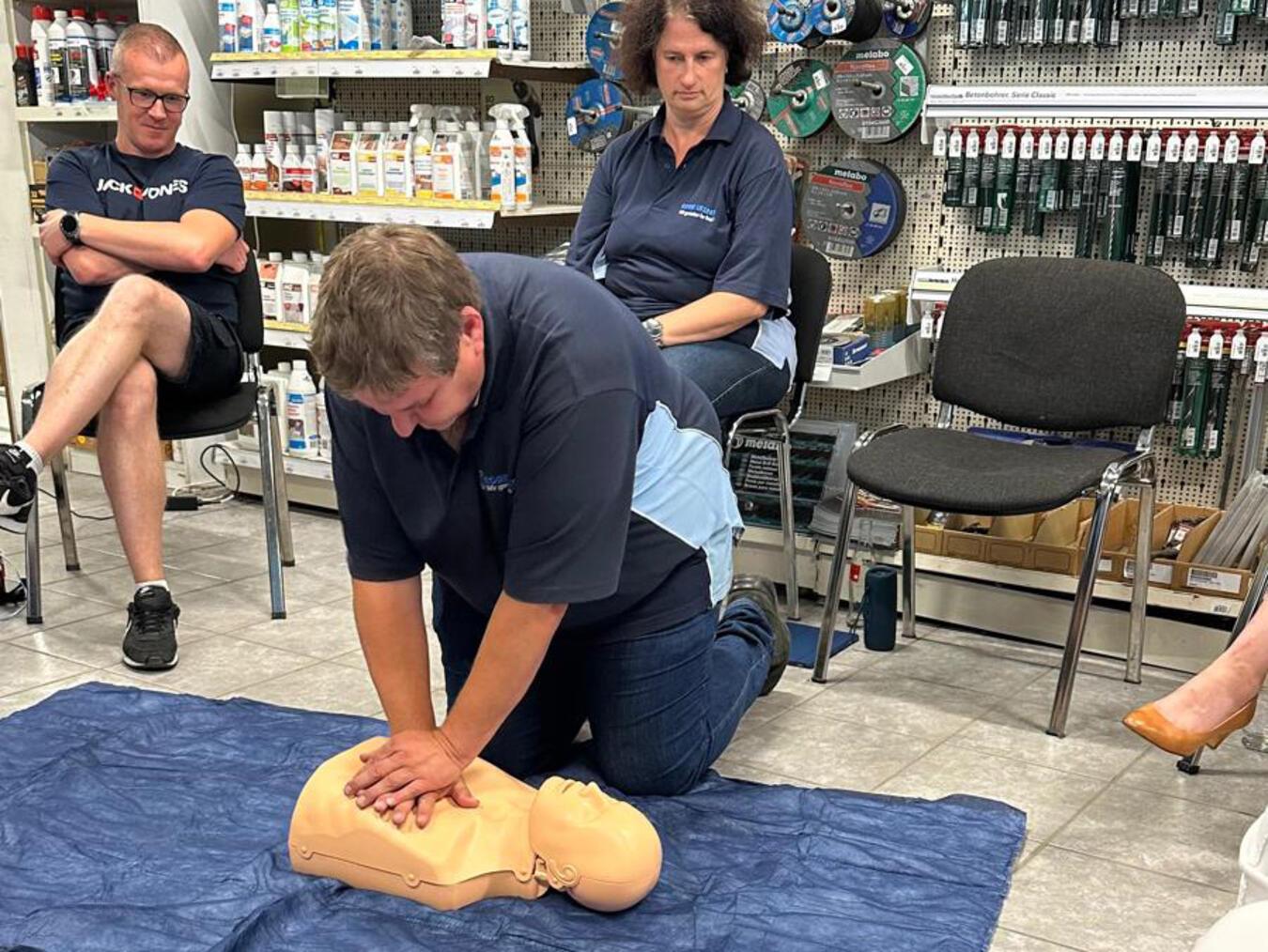 Elektronischer Lebensretter nach Schulung installiert Auch die Anwendung der Herzdruckmassage wurde von den Kursteilnehmers geprobt.Foto: hvs