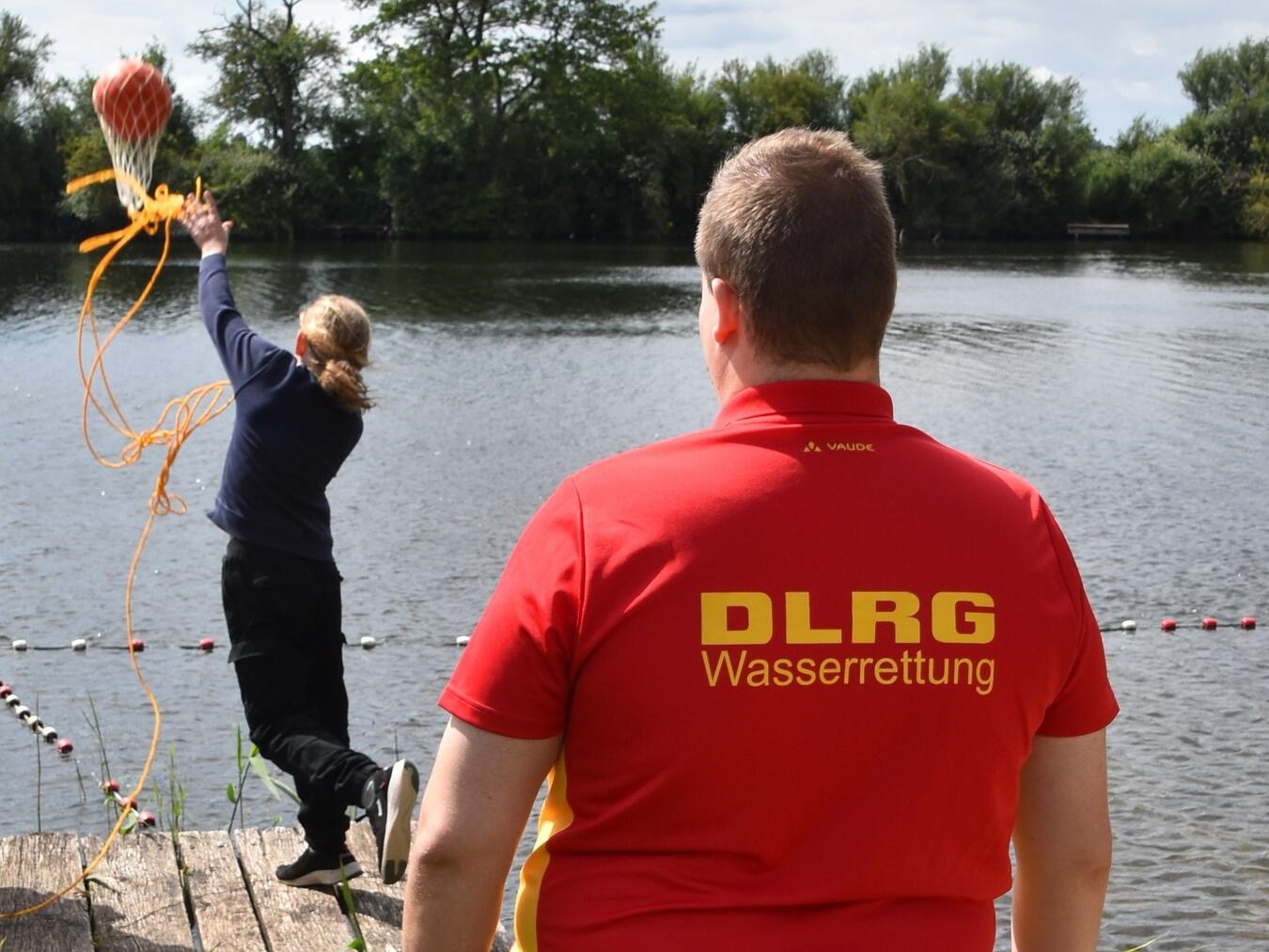 "Übung mit Rettungsball am Strand, Sicherheitstraining, Foto von Ansgar Billen"