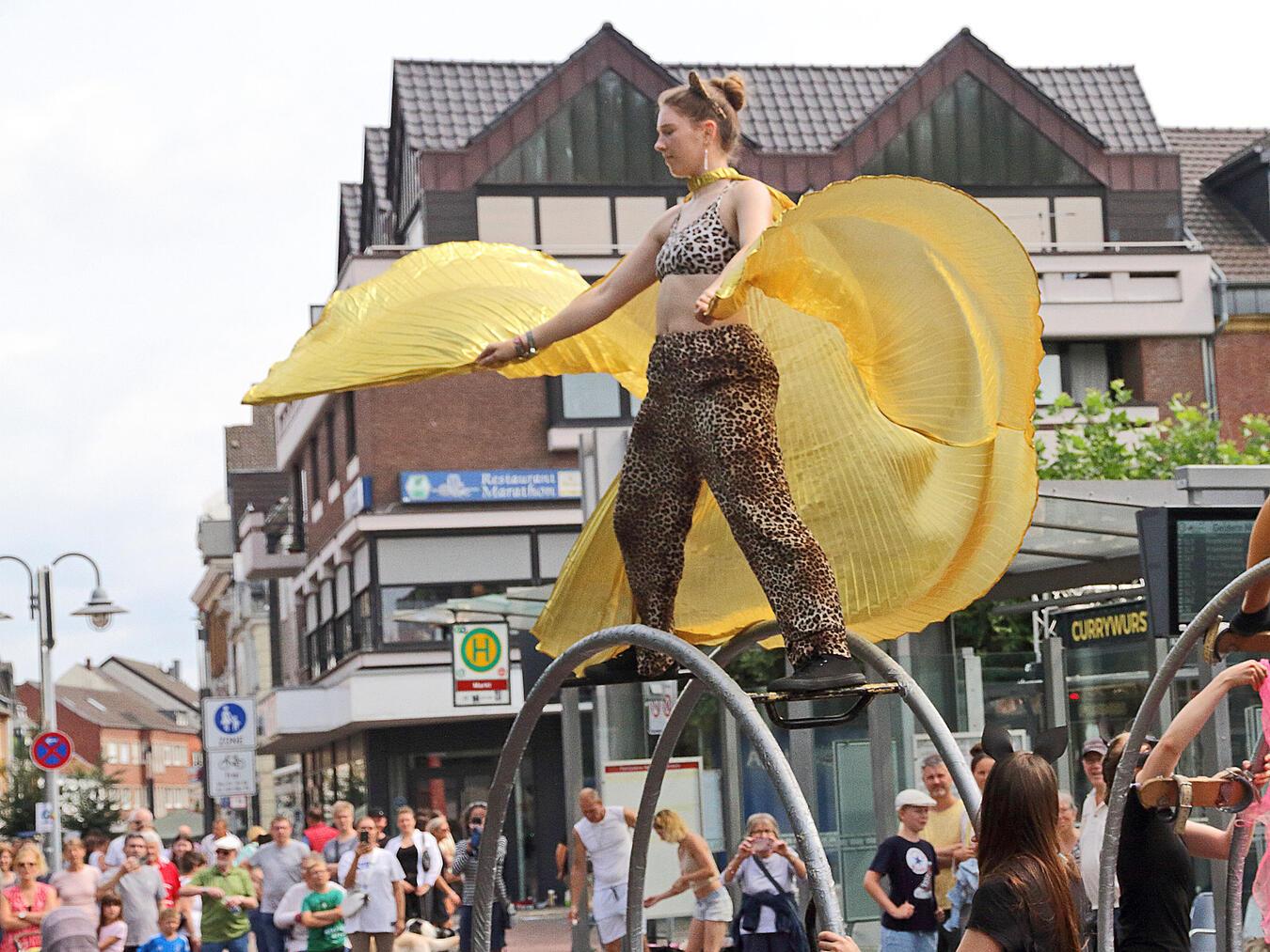Straßenkunstfestival in Geldern – das sind die Gewinner Auch die artistischen Darbietungen begeisterten die Besucher in Geldern.NN-Foto: Theo Leie