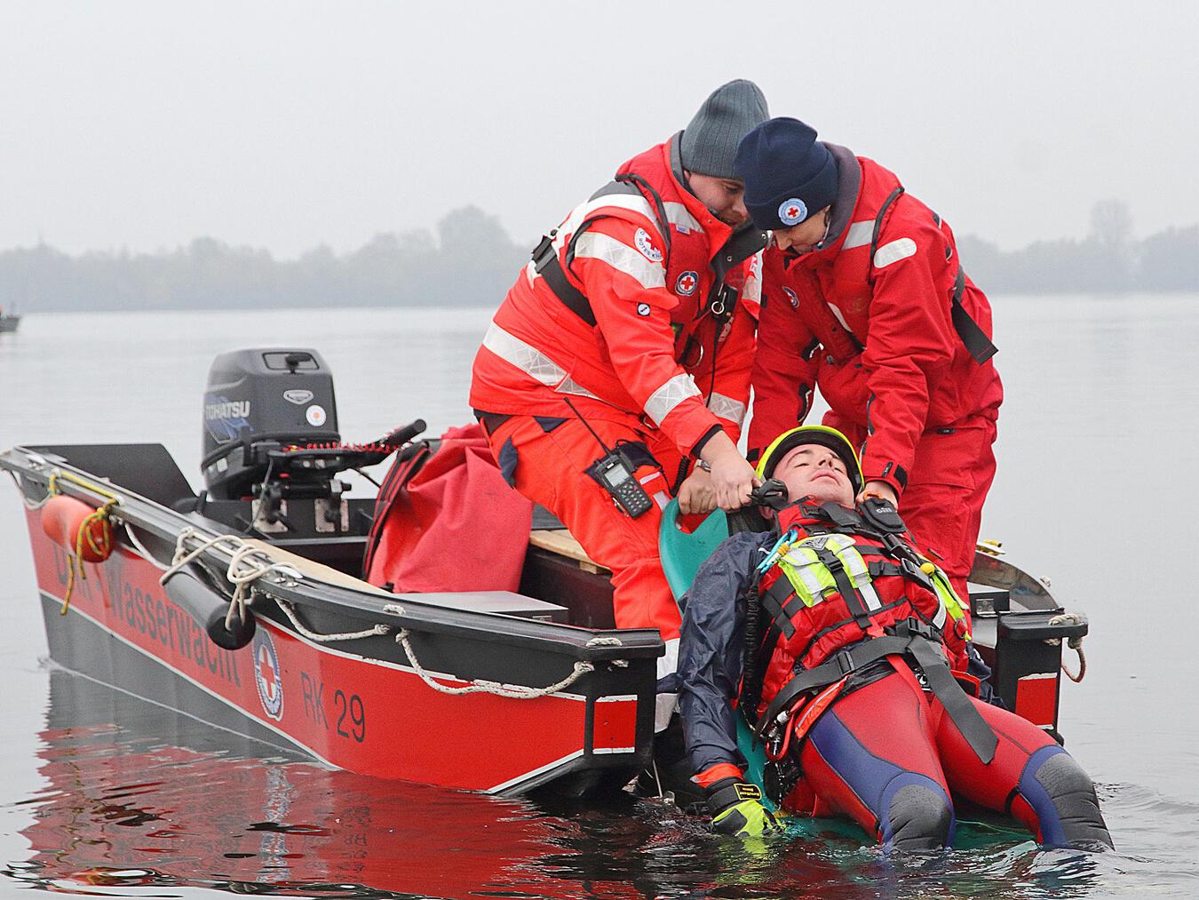 DRK-Wasserwacht übt den Katastrophenfall Auch die Bergung einer hilflosen Person gehörte für die Wasserretter zum Training dazu. NN-Foto: Theo Leie