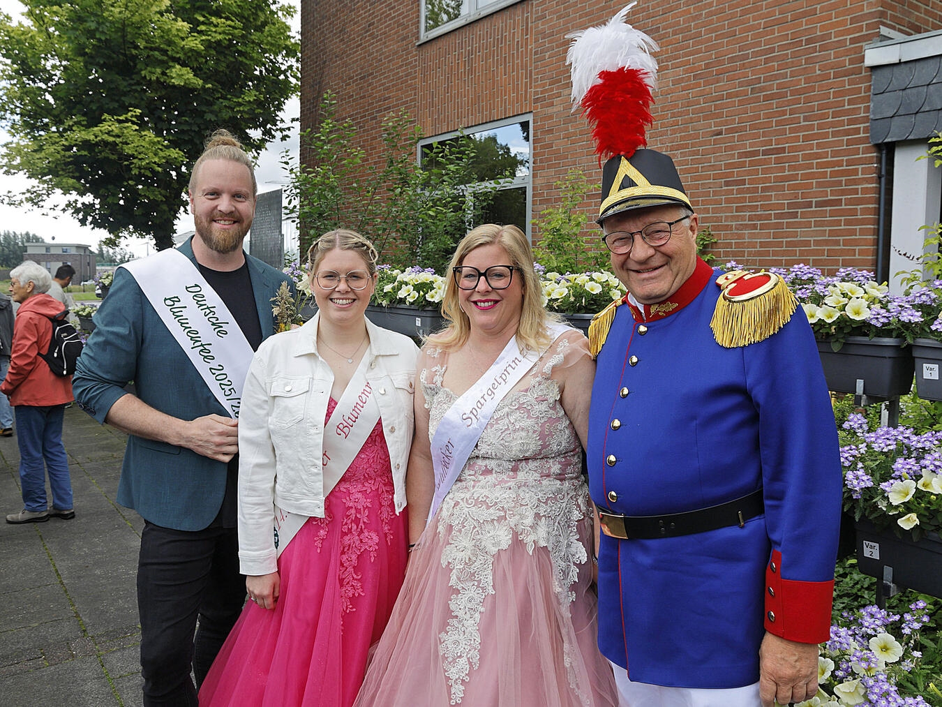 "Deutsche Blumenfee und Spargelprinzessin mit Begleitung auf Fest in Straelen"