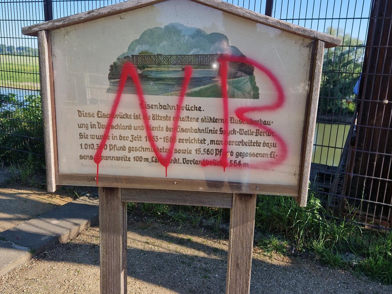 Auch die Infotafel wurde besprüht. Foto: Heimatverein