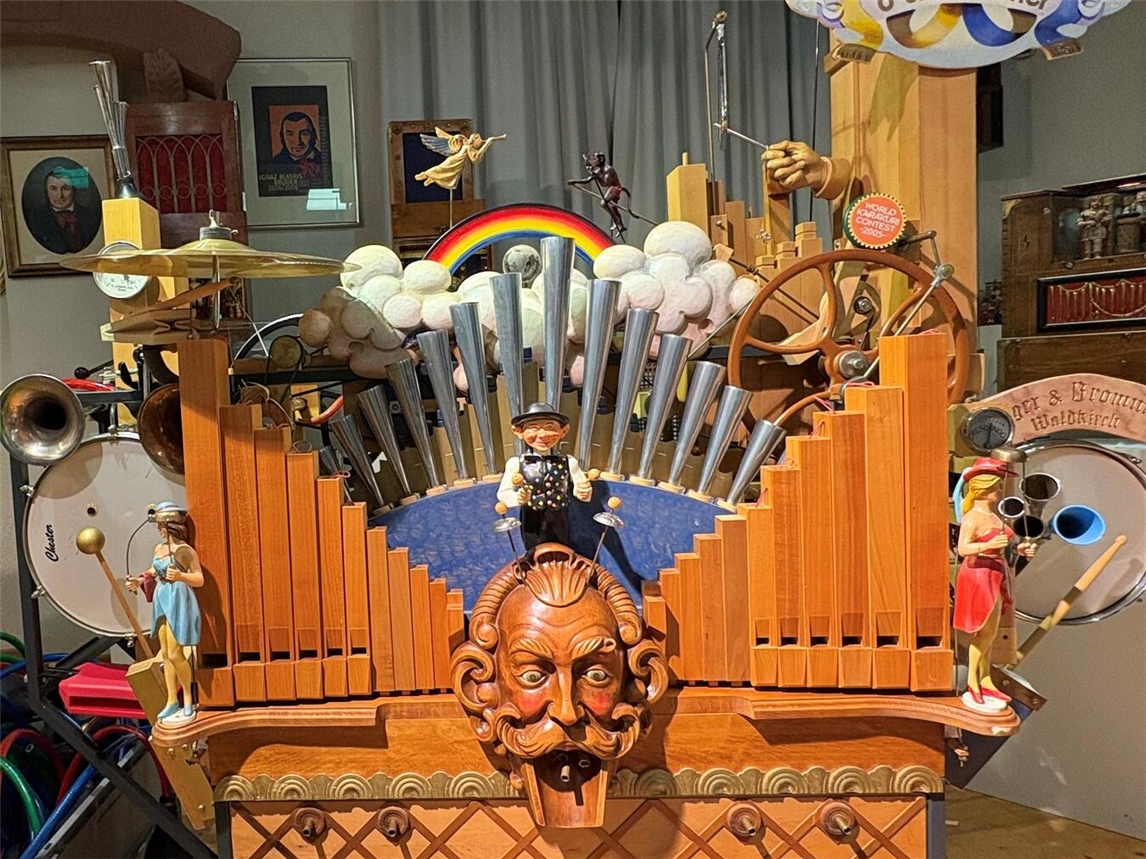 "Karakuri-Orgel vor Niederrheinischem Museum bei Kinder-Orgeltagen, Waldkircher-Orgelstiftung"