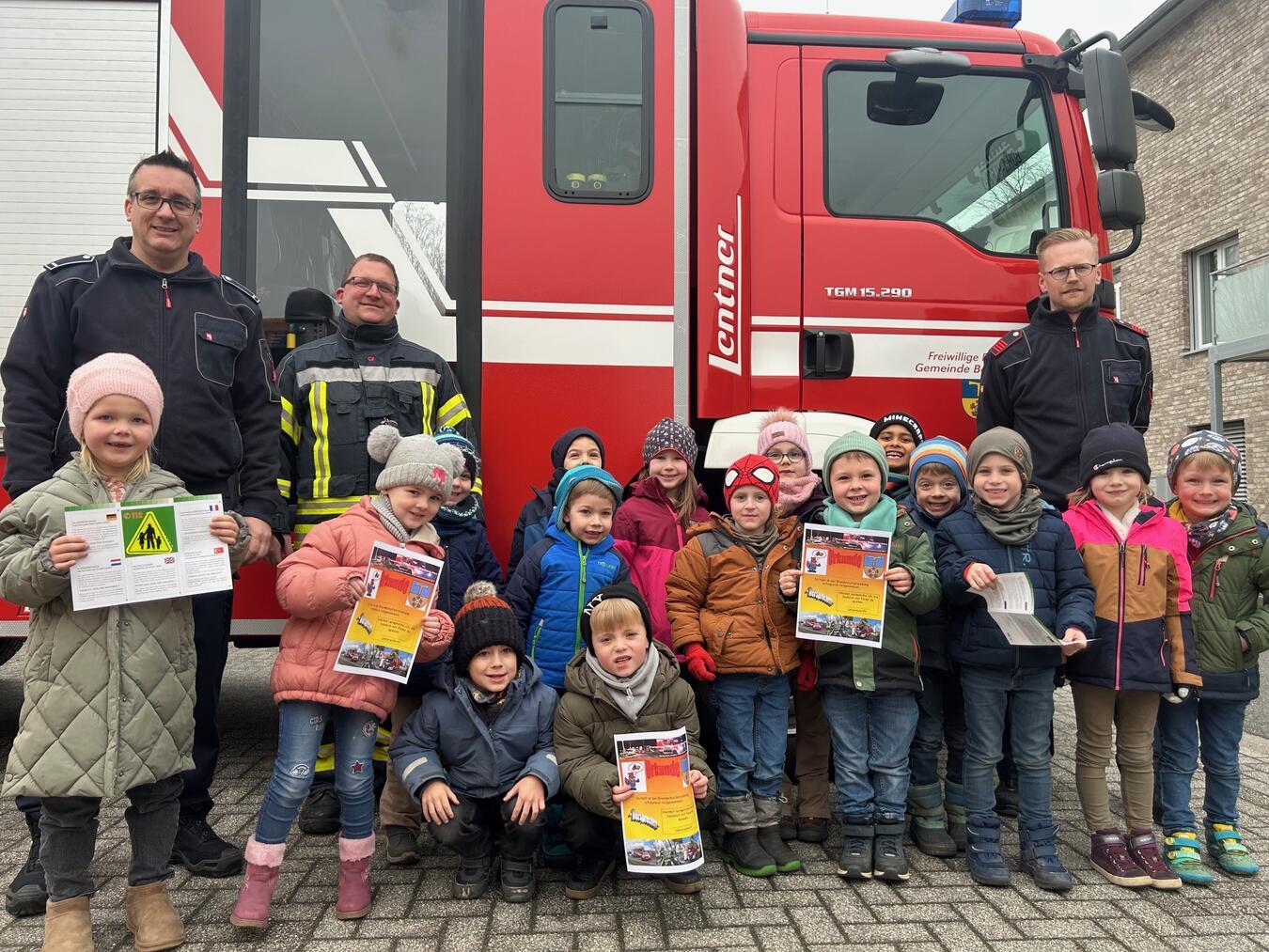 Ein ganz besonderer Tag für 80 Kinder Auch die Kinder des katholischen Kindergartens St. Stephanus haben bei der Brandschutzerziehung mitgemacht. Foto: Feuerwehr Bedburg-Hau