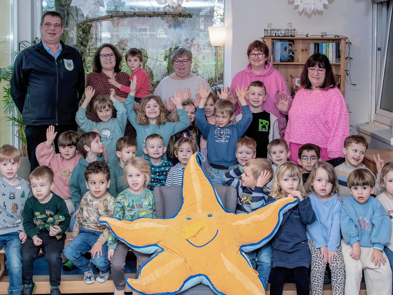 Auch die Kindergartenkinder freuen sich über die Unterstützung. NN-Foto: Gerhard Seybert