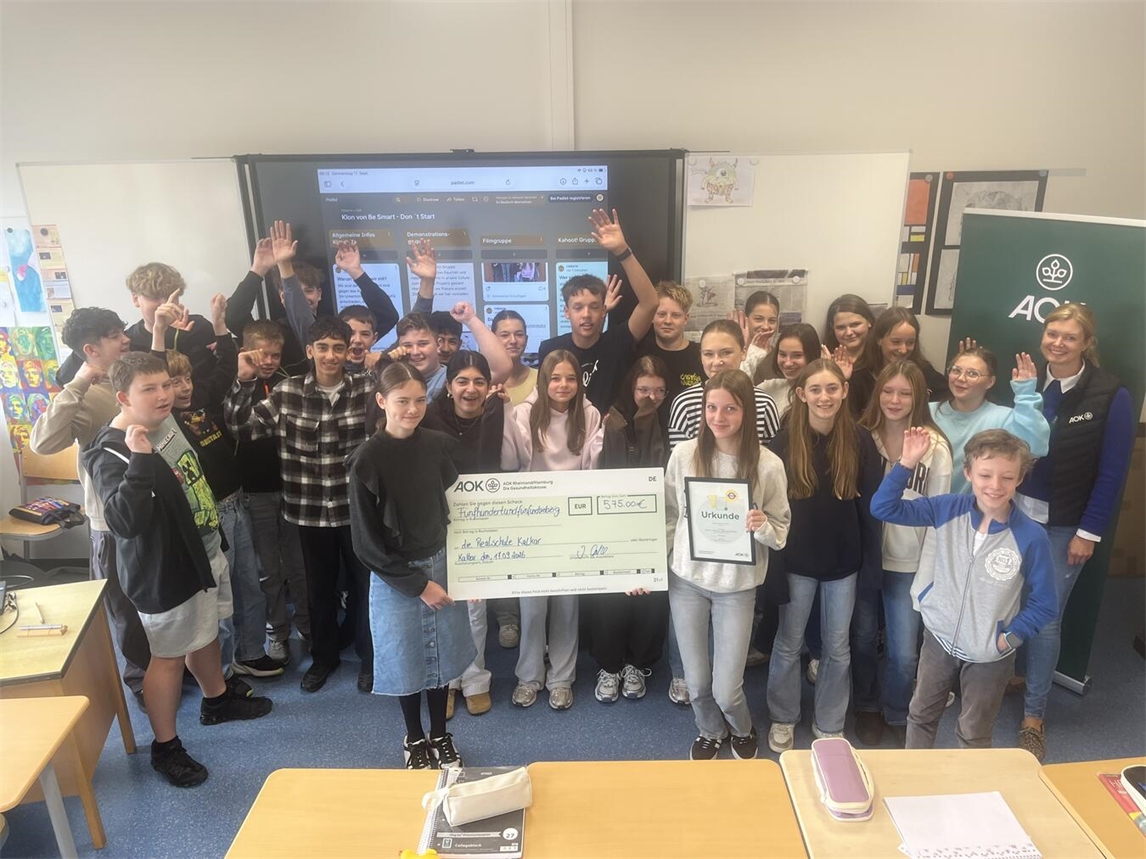 "Klasse 7a Realschule Kalkar freut sich über Spende für Klassenkasse, Schüler lächeln in die Kamera"