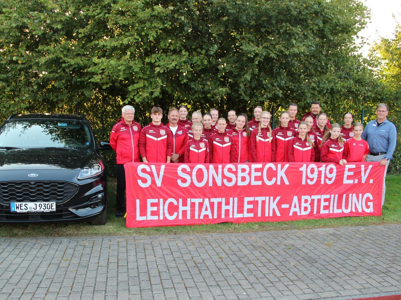 Neuer Hauptsponsor für Leichtathleten Auch die Trainer des SV Sonsbeck freuen sich über das einheitliche Erscheinungsbild, das nun bei allen Wettkämpfen und Siegerehrungen für ein professionelles Auftreten sorgt. Foto: SV Sonsbeck