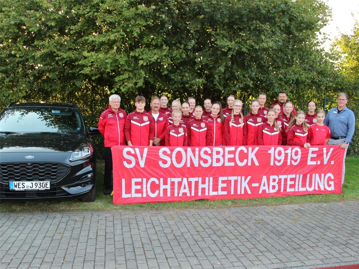 Auch die Trainer des SV Sonsbeck freuen sich über das einheitliche Erscheinungsbild, das nun bei allen Wettkämpfen und Siegerehrungen für ein professionelles Auftreten sorgt. Foto: SV Sonsbeck