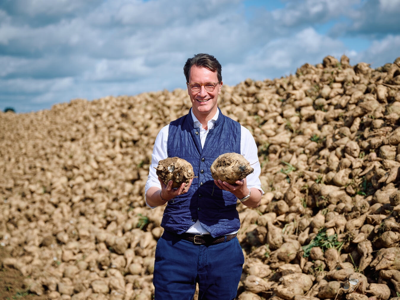 NRW-Ministerpräsident Hendrik Wüst sieht die Zukunft der Landwirtschaft Auch die Zuckerrüben schaute sich Wüst einmal genauer an. Foto: Land NRW / Bernd Thissen