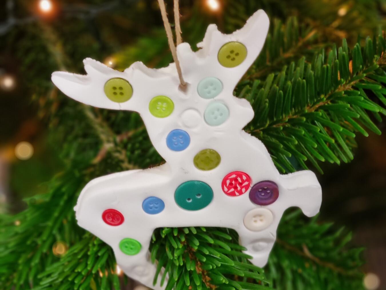 Auch dieser hübsche Hirsch schmückt die Zweige.