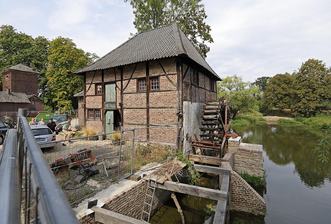 Von historischen Wurzeln zu neuem Leben "Historische Wassermühle am Haus Caen in grüner Landschaft, Foto von Theo Leie"