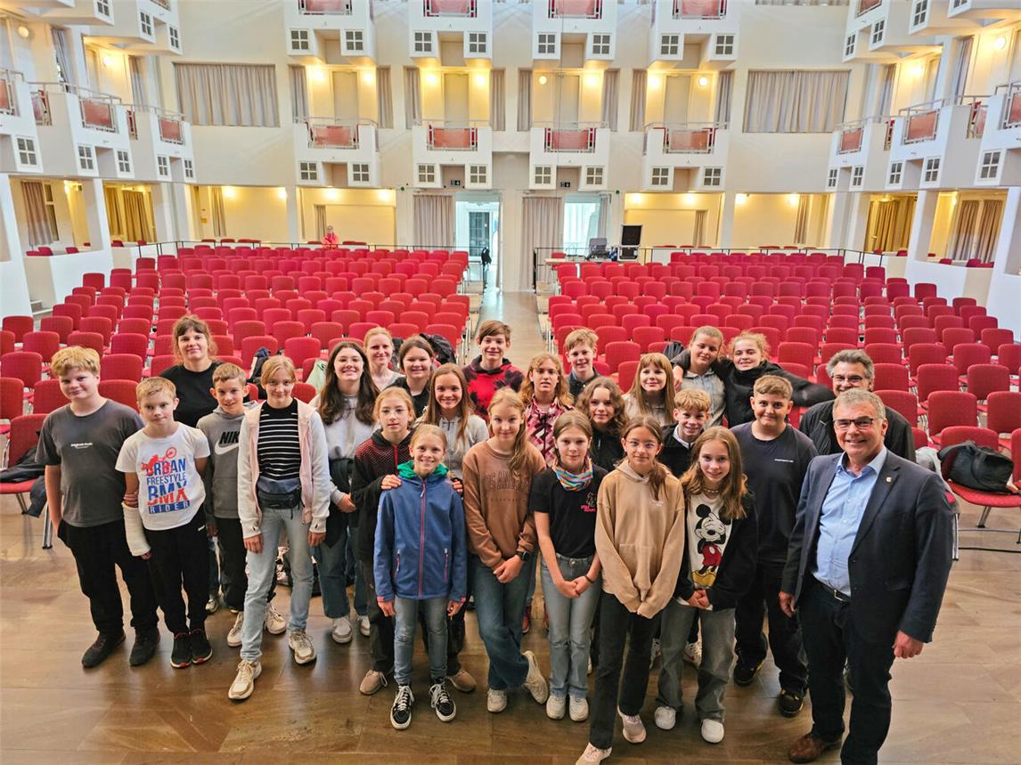Auch ein Blick in die Stadthalle gehörte zum Besuch dazu. NN-Foto: Thomas Langer