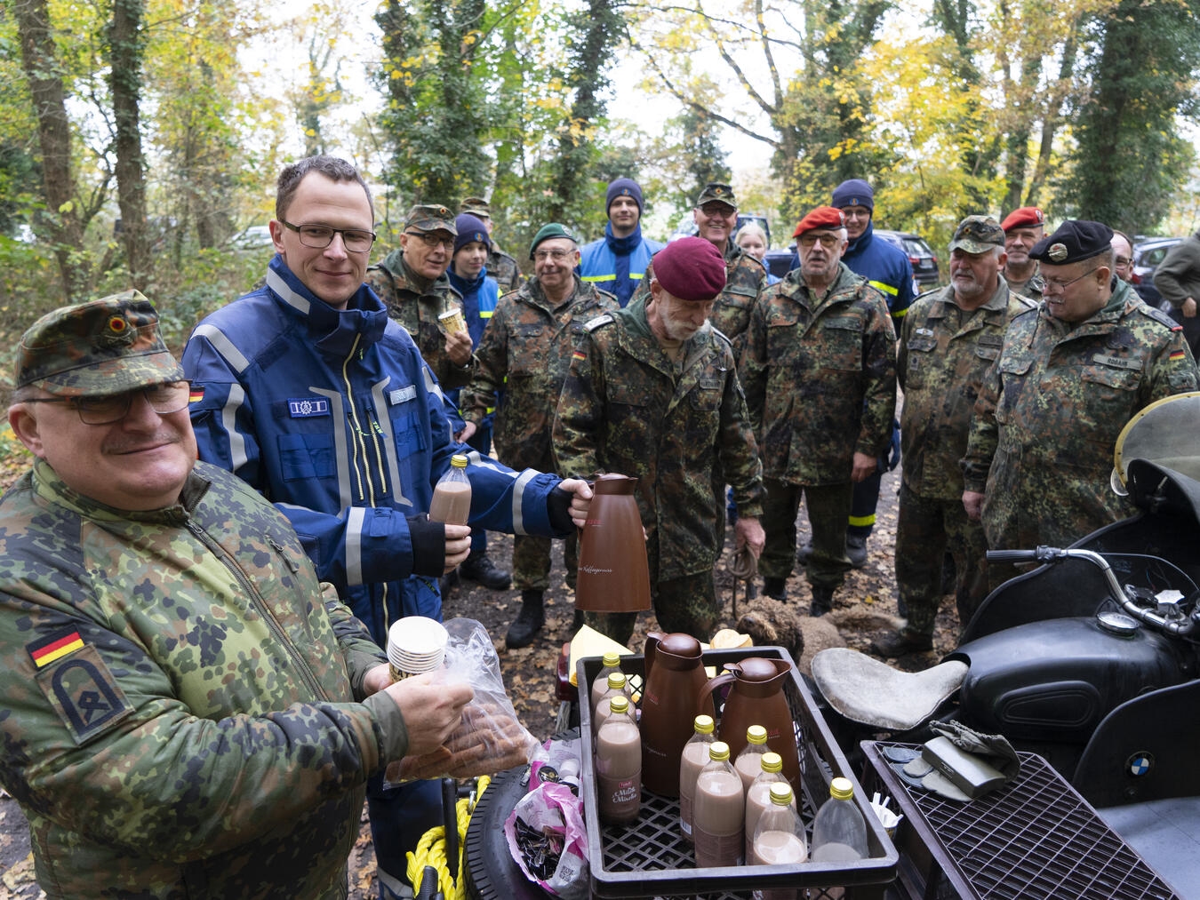 Auch ein kleines Frühstück gehörte für die fleißigen Helfer dazu. NN-Fotos: Gerhard Seybert