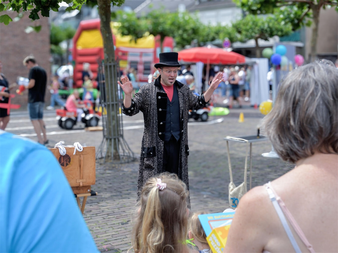 "Zauberer bei der Show, staunende Gesichter, Magie-Performance"
