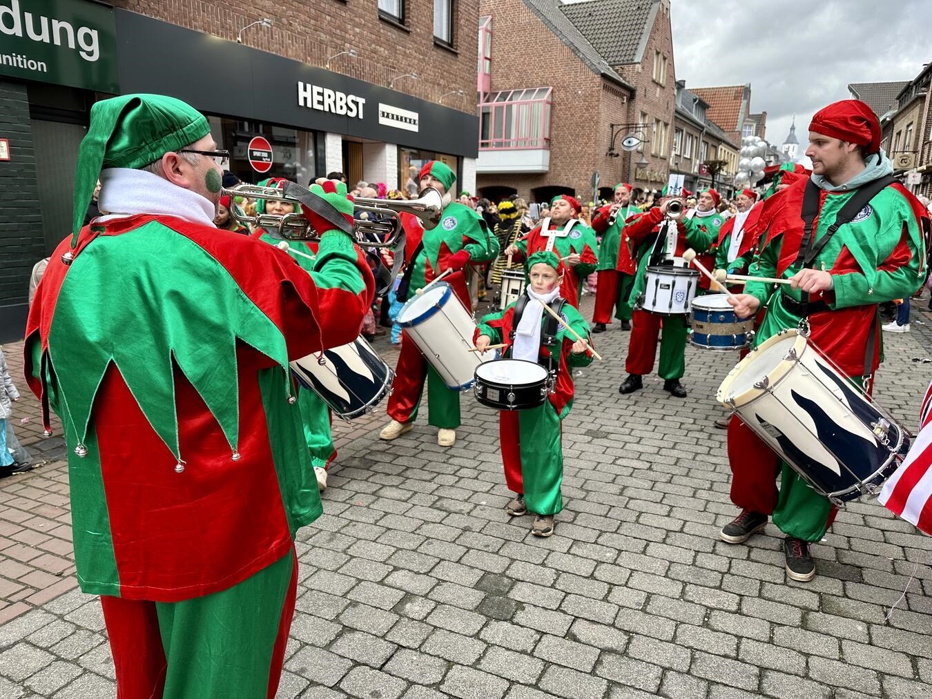Auch eine Musikkapelle war 2024 beim Blutwurstsonntagszug dabei. NN-Archivfotos (3): Sabrina Peters