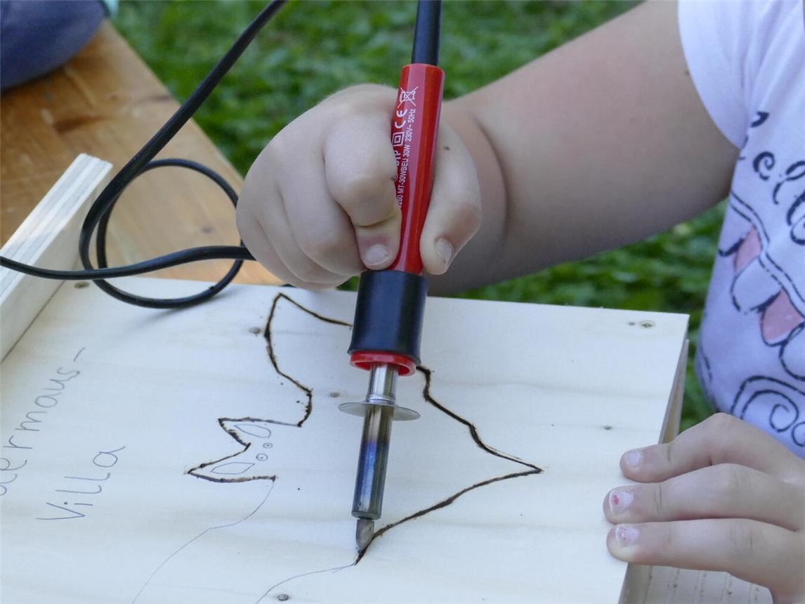 Auch Fledermauskästen stellen die Kinder im Camp her. Foto: Sylke Döringhoff