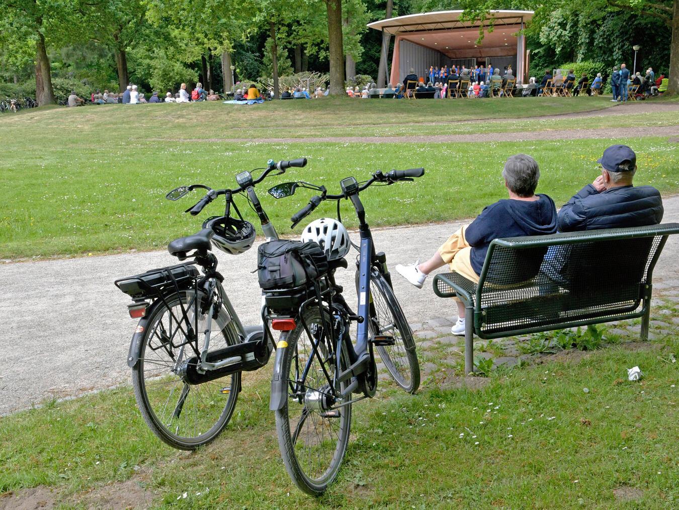 Auch für Ausflügler sind die Forstgartenkonzerte stets ein willkommener Anlass zum Pause machen. NN-Foto: RD