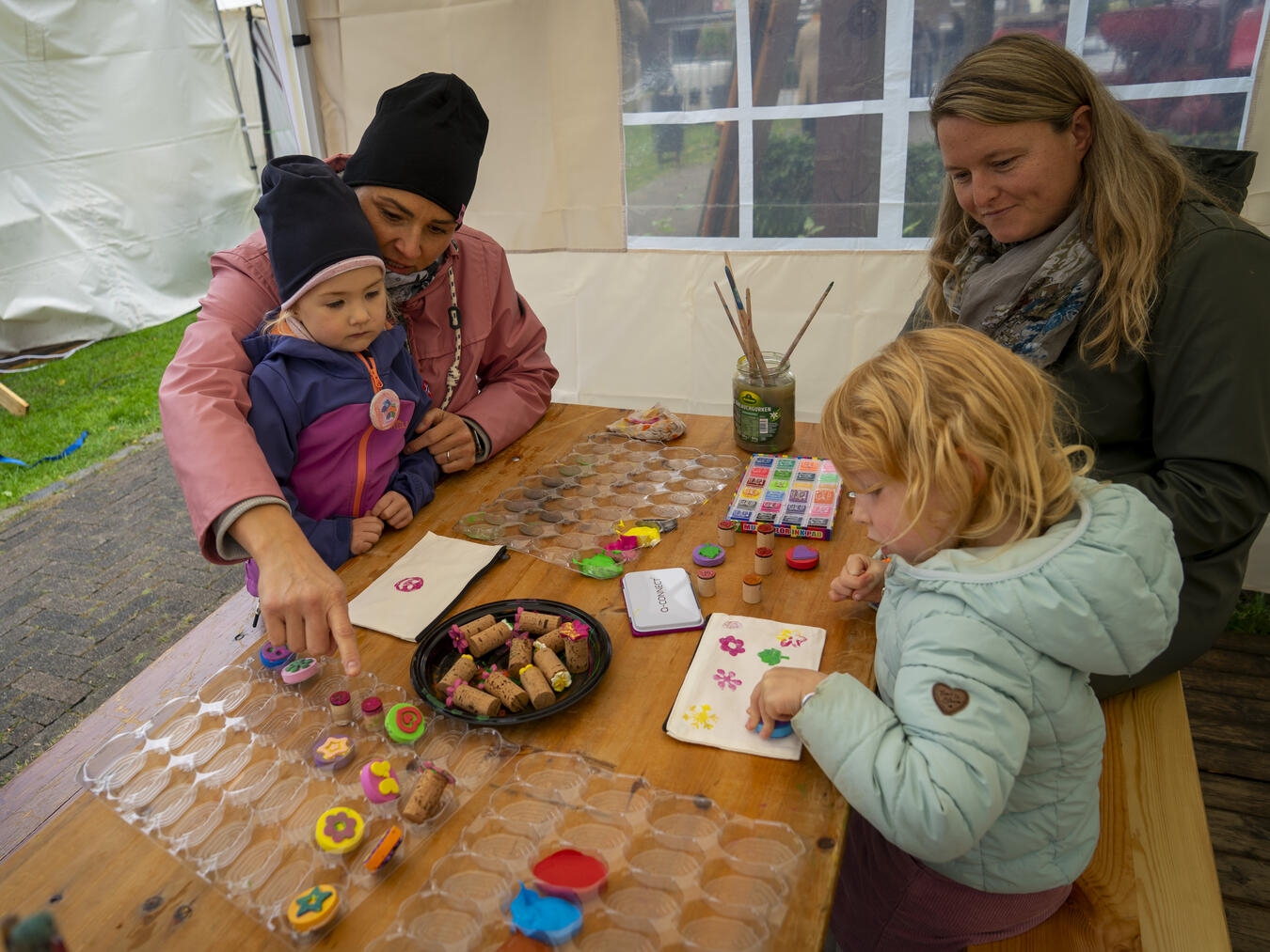 Alt-Tag: "Kinderprogramm auf Sommerfest mit Spielen und Aktivitäten für kleine Besucher"
