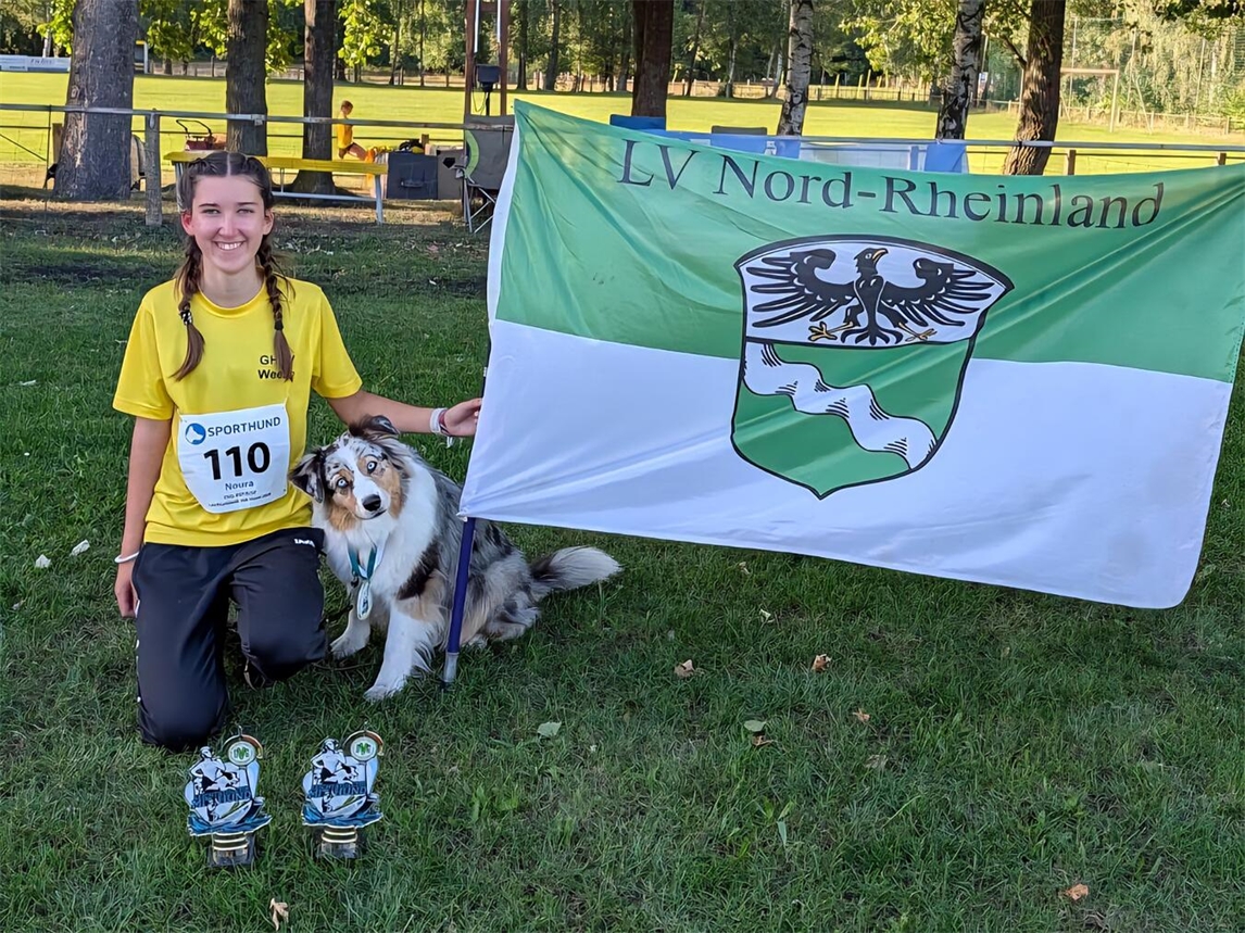 Grete Laurenzen mit Hund Noura vom Weezer Hundesportverein bei Meisterschaften, Hundesport-Wettbewerb.