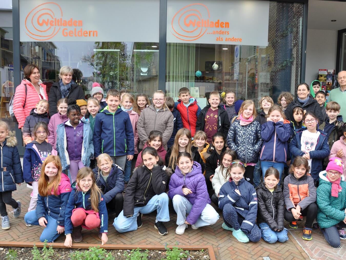 Auch Grundschulkinder aus Rheurdt beuschten in diesem Jahr den Gelderner Weltladen. Foto: Karl-Heinz Pasing