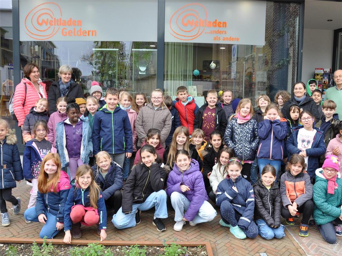 Auch Grundschulkinder aus Rheurdt beuschten in diesem Jahr den Gelderner Weltladen. Foto: Karl-Heinz Pasing