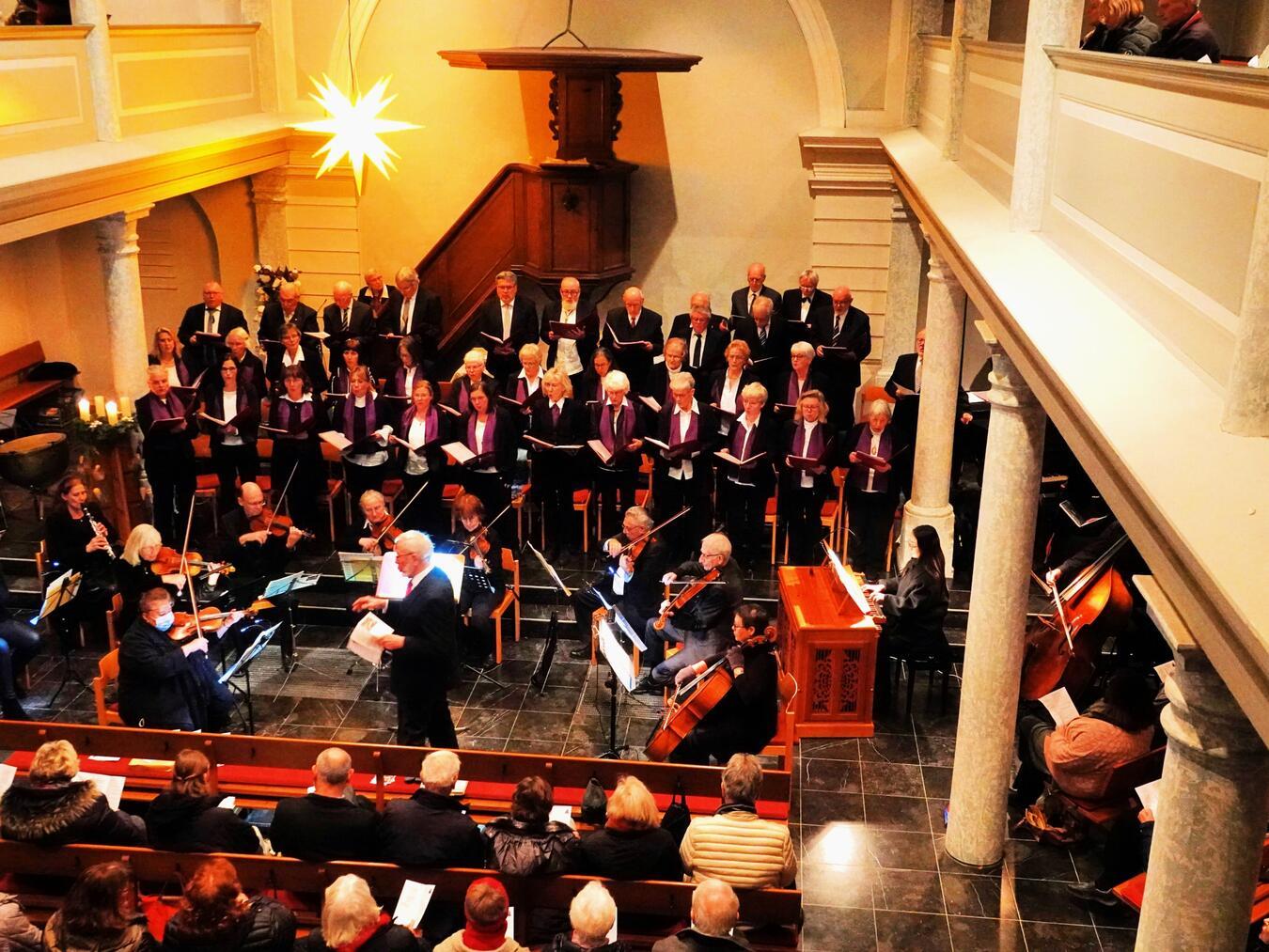Auch im 60. Jahr ihres Bestehens lädt die Issumer Kantorei zu einer Advents- und Weihnachtsmusik mit Chor, Solisten und Orchester ein.Foto: Windeln