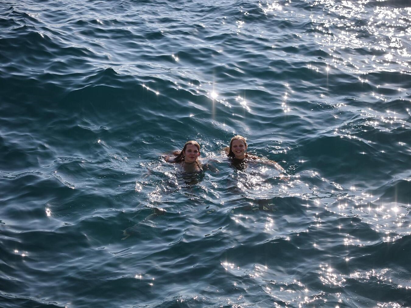 Auch im Meer hatten die Ferienlager-Teilnehmerinnen Spaß. Foto: privat