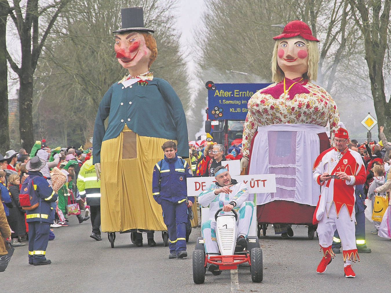 "Karnevalszug Straelen, bunte Kostüme und Festwagen, Straßenumzug, fröhliche Feier"