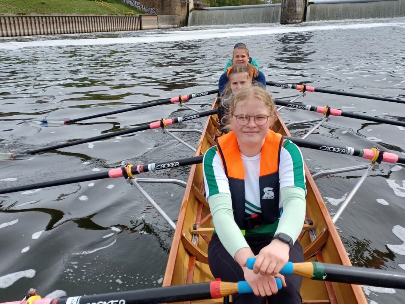 "Jugendliche im Sommerkurs des Klever Ferienprogramms, aktiv und lernend im Freien"