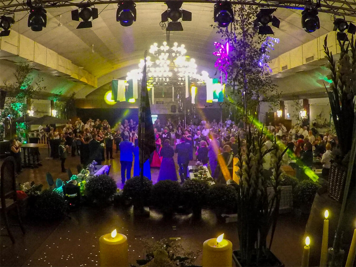 "Feier im Festsaal des Schützenhauses Kapaunenberg, geschmückter Raum, fröhliche Gäste, Eventlocation."