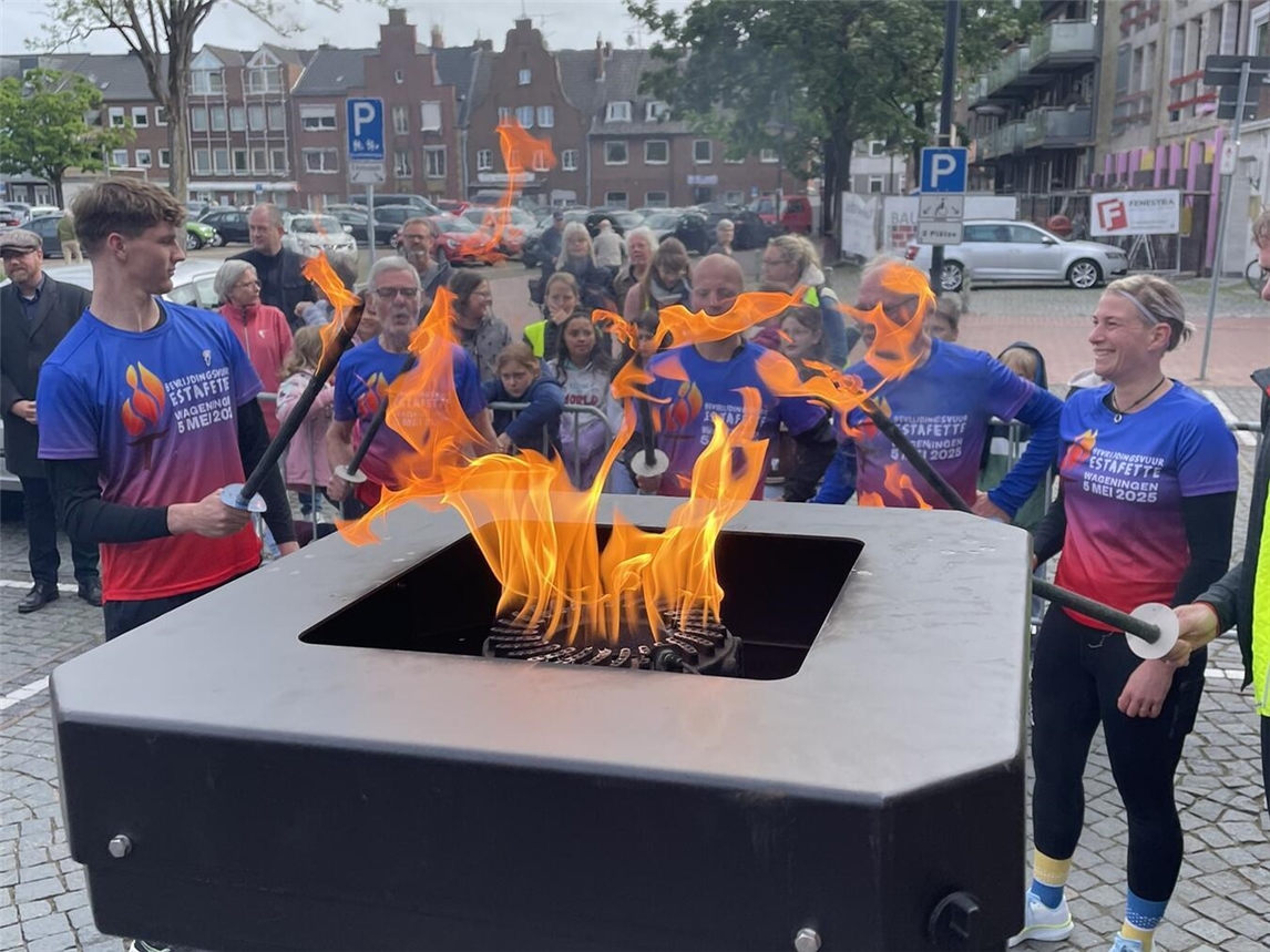 "Läufer bringen Freiheitsfeuer zum Emmericher Rathaus, Stadt Emmerich Event"