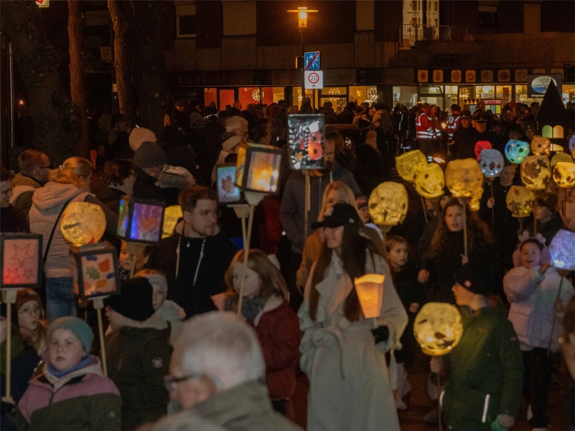 Auch im vergangenen Jahr zog der bunte Martinszug durch die Gemeinde Weeze und erinnerte an die Geschichte von St. Martin. Foto: G.A.K.Willemsen