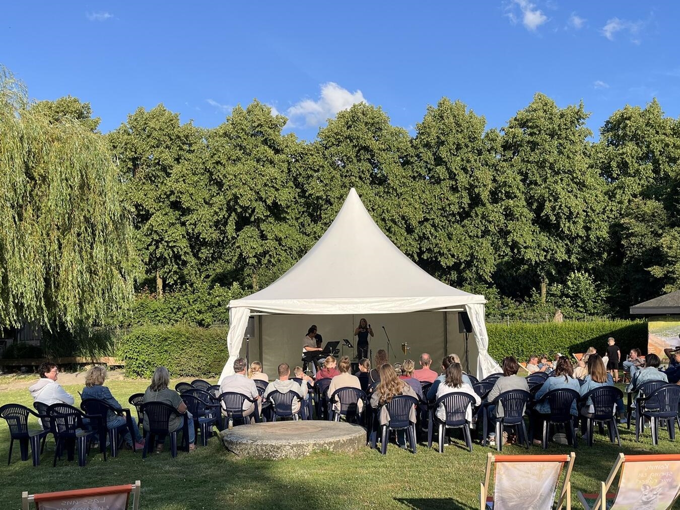 "Bühnenprogramm im Tiergarten Kleve, Besucher genießen vielseitige Aufführungen"