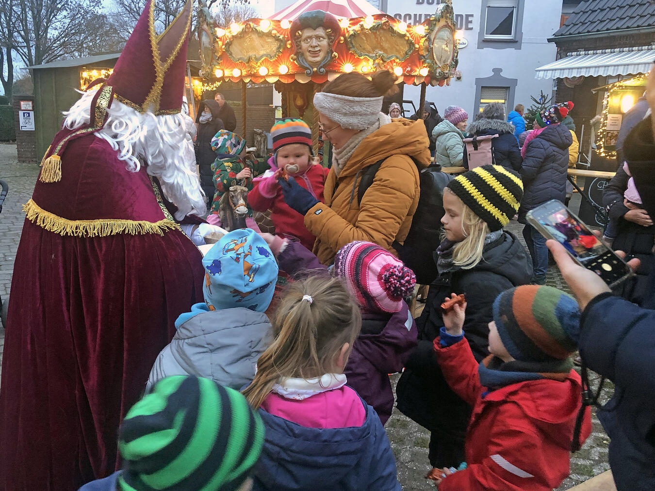 Auch in diesem Jahr dürfen sich die kleinen Gäste in besinnlicher Atmosphäre auf das nostalgische Kinderkarussell und den Besuch von St. Nikolaus und freuen. Foto: Bürgerstiftung Till-Moyland