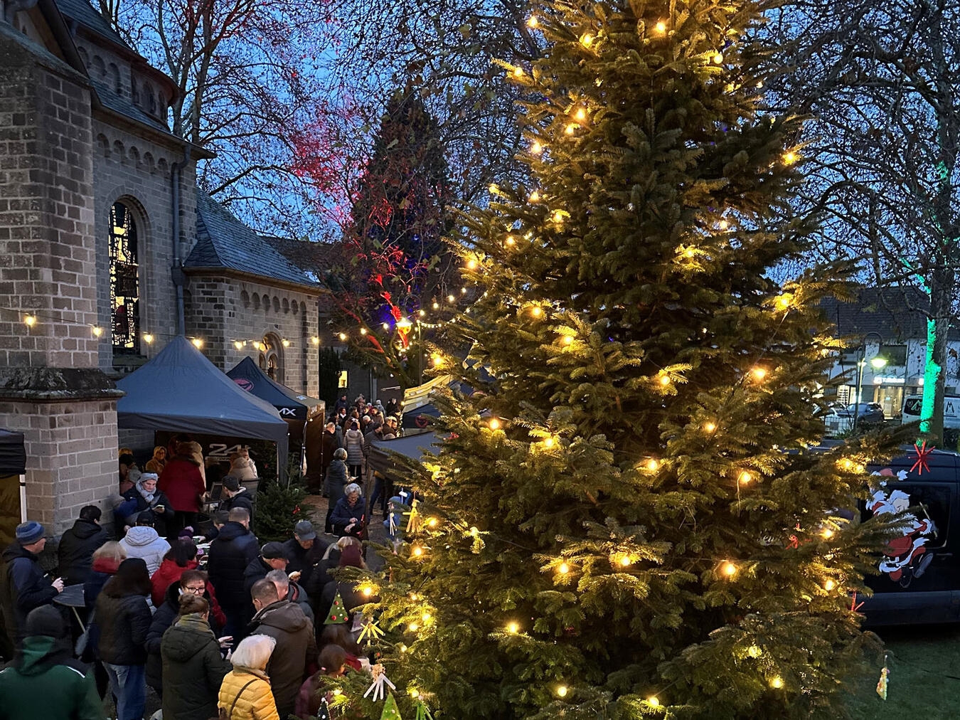"Festlich geschmückte Tanne im winterlichen Garten, strahlend im Lichterglanz, Weihnachtsbaum, festliche Dekoration"