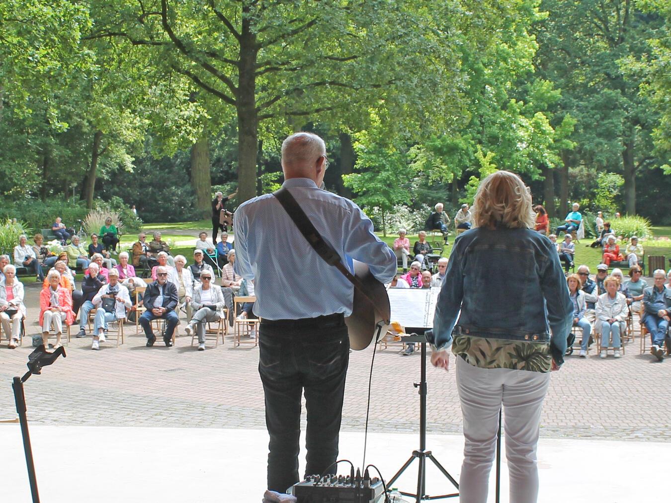 Auch in diesem Jahr tritt das Duo im Forstgarten auf. Foto: Duo Hörbar