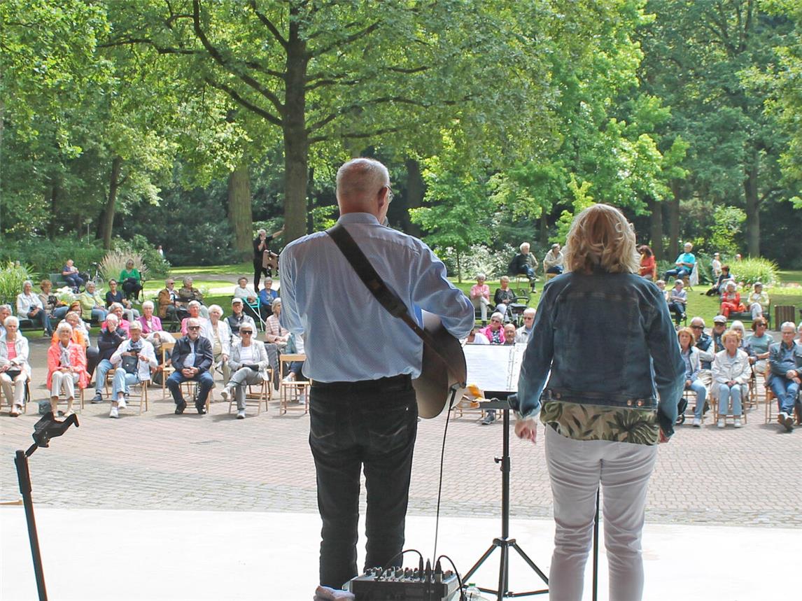 Auch in diesem Jahr tritt das Duo im Forstgarten auf. Foto: Duo Hörbar